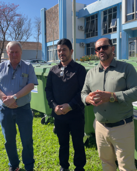 Prefeito Ronaldo Moraes entrega 30 contêineres de lixo