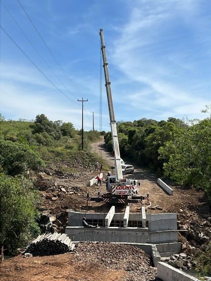 Secretaria de Agricultura prestou auxílio na reconstrução das cabeceiras da nova ponte de acesso ao Rincão do Ivaí