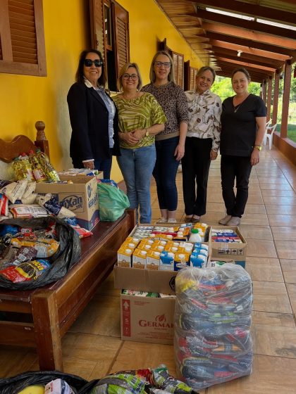 Entrega dos alimentos e litros de leite arrecadados através da troca de ingressos para o show do Badin