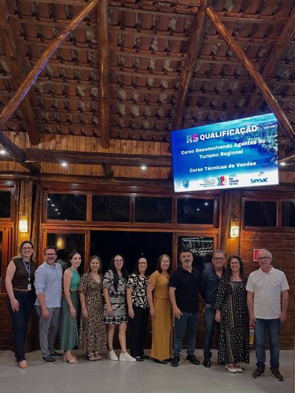 Alunos dos cursos de qualificação Desenvolvendo Agentes do Turismo Regional e Técnicas de Vendas recebem diplomas