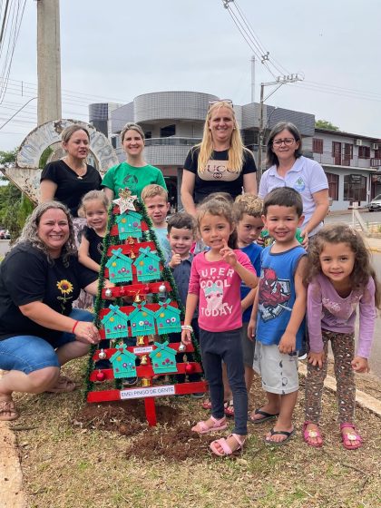 A Avenida Pio XII recebeu pinheiros de Natal 🎄