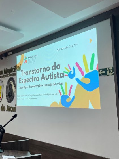 Monitores da Rede Municipal de ensino participaram de um importante evento em alusão ao abril azul
