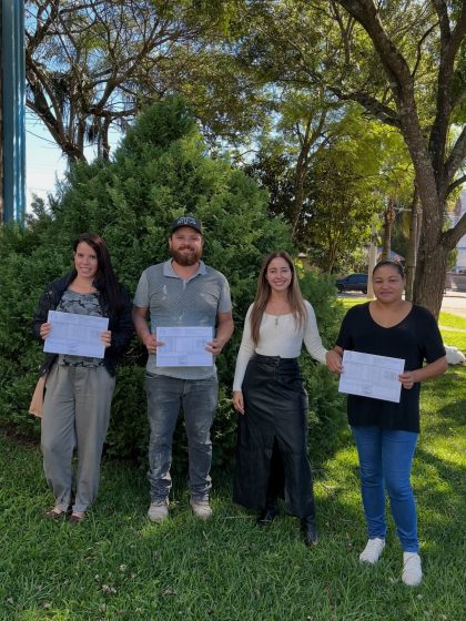 Alunos Aprovados no NEEJA recebem seus Diplomas