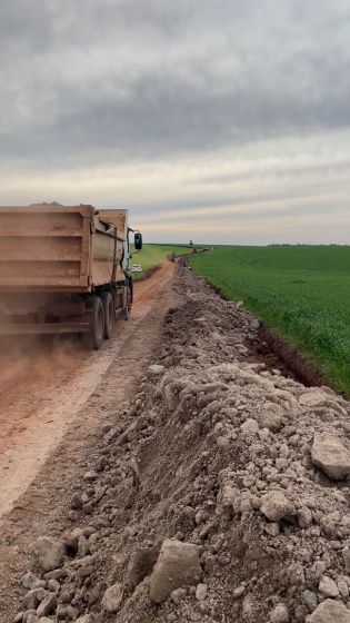 Administração Municipal Realiza Obras de Ensaibramento nas estradas do interior do Município
