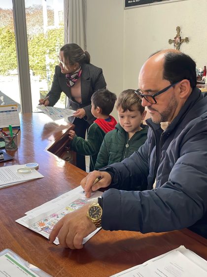 Os alunos do Pré A e Pré B da EMEI Lorien Brescansin visitaram o Gabinete do Prefeito Ronaldo Moraes na tarde desta sexta-feira